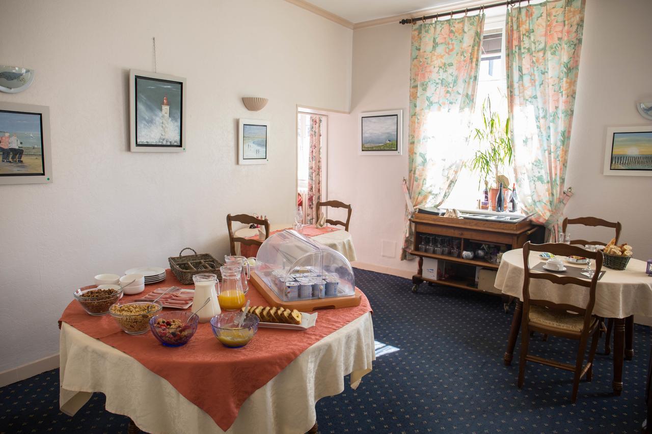 Le Sauvage Hotel Château-Renard Buitenkant foto