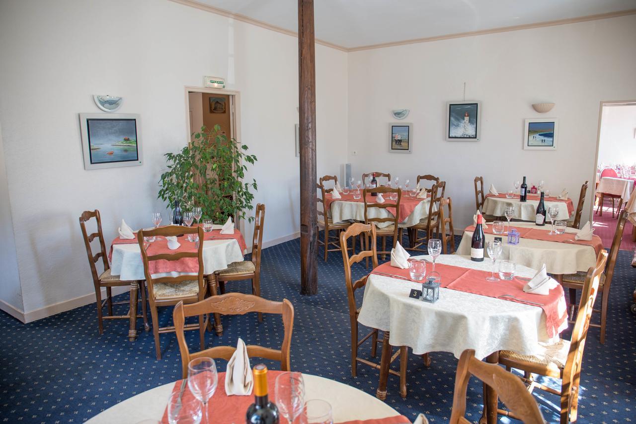 Le Sauvage Hotel Château-Renard Buitenkant foto